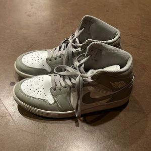 Jordan 1 Mid College Grey